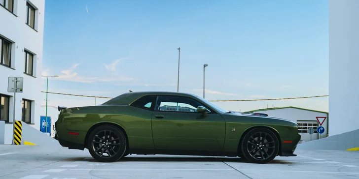 Zážitková jazda v DODGE Challenger 6,4 HEMI V8 alebo nadupaný duel s talianskou ikonou FERRARI či LAMBORGHINI