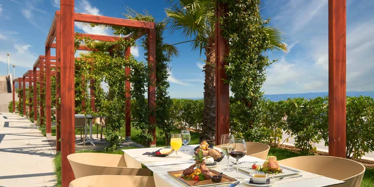 Chorvátsky Split: 4* hotel pri pláži, wellness, raňajky, plná penzia alebo polpenzia