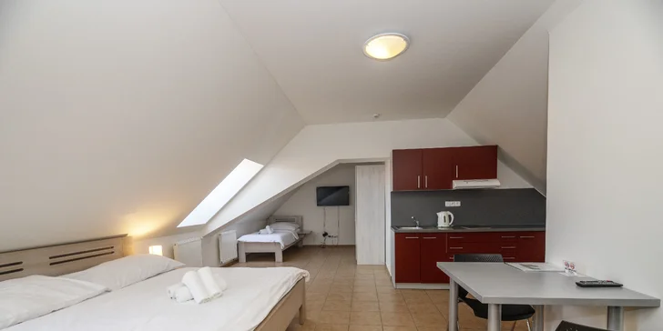 Pobyt na zrekonštruovanom statku v Dobříši: raňajky alebo polpenzia aj privátne wellness