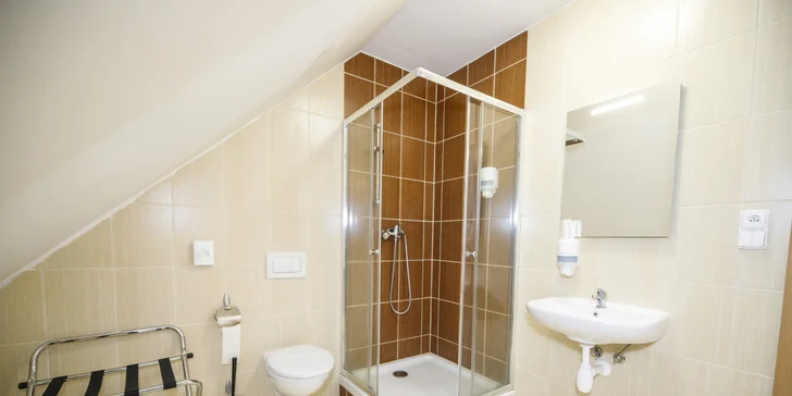 Pobyt na zrekonštruovanom statku v Dobříši: raňajky alebo polpenzia aj privátne wellness