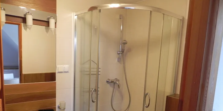 Chatová osada v poľských Krkonošiach: izby až pre 5 osôb s raňajkami, sauna