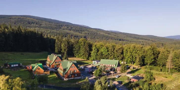 Chatová osada v poľských Krkonošiach: izby až pre 5 osôb s raňajkami, sauna