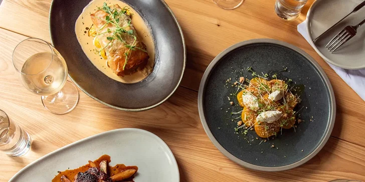 Chatová osada v poľských Krkonošiach: izby až pre 5 osôb s raňajkami, sauna