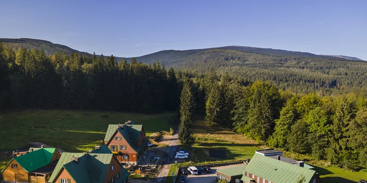 Chatová osada v poľských Krkonošiach: izby až pre 5 osôb s raňajkami, sauna