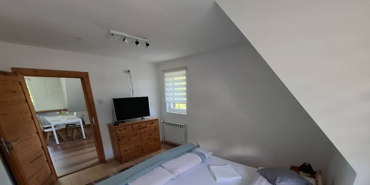 Chatová osada v poľských Krkonošiach: izby až pre 5 osôb s raňajkami, sauna
