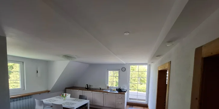 Chatová osada v poľských Krkonošiach: izby až pre 5 osôb s raňajkami, sauna