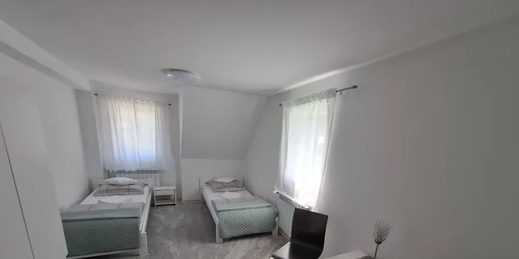 Chatová osada v poľských Krkonošiach: izby až pre 5 osôb s raňajkami, sauna