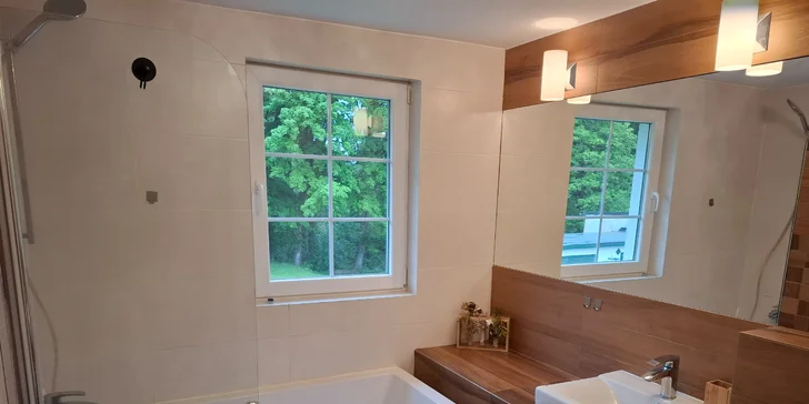 Chatová osada v poľských Krkonošiach: izby až pre 5 osôb s raňajkami, sauna