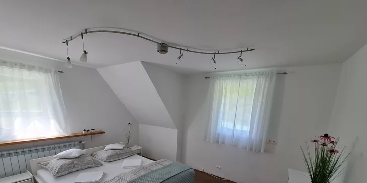 Chatová osada v poľských Krkonošiach: izby až pre 5 osôb s raňajkami, sauna