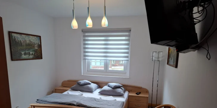 Chatová osada v poľských Krkonošiach: izby až pre 5 osôb s raňajkami, sauna