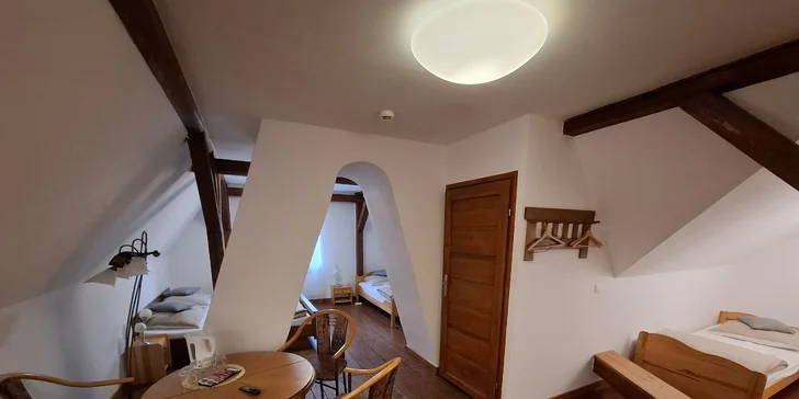 Chatová osada v poľských Krkonošiach: izby až pre 5 osôb s raňajkami, sauna