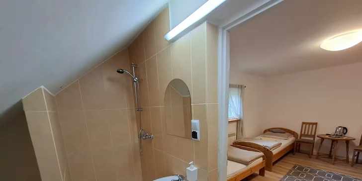 Chatová osada v poľských Krkonošiach: izby až pre 5 osôb s raňajkami, sauna