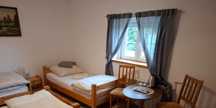 Chatová osada v poľských Krkonošiach: izby až pre 5 osôb s raňajkami, sauna