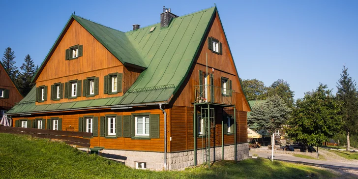 Chatová osada v poľských Krkonošiach: izby až pre 5 osôb s raňajkami, sauna