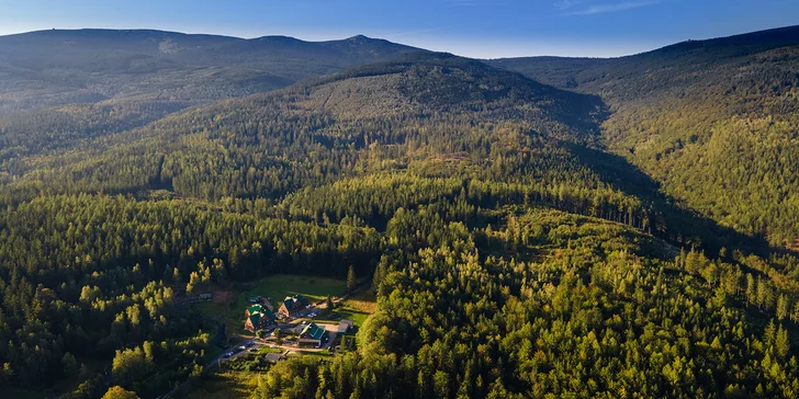 Chatová osada v poľských Krkonošiach: izby až pre 5 osôb s raňajkami, sauna