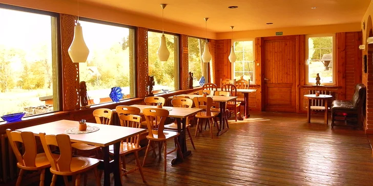 Chatová osada v poľských Krkonošiach: izby až pre 5 osôb s raňajkami, sauna