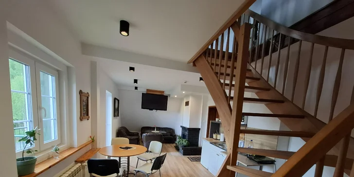 Chatová osada v poľských Krkonošiach: izby až pre 5 osôb s raňajkami, sauna