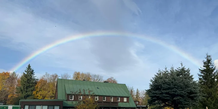 Chatová osada v poľských Krkonošiach: izby až pre 5 osôb s raňajkami, sauna