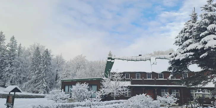 Chatová osada v poľských Krkonošiach: izby až pre 5 osôb s raňajkami, sauna