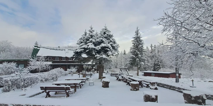 Chatová osada v poľských Krkonošiach: izby až pre 5 osôb s raňajkami, sauna