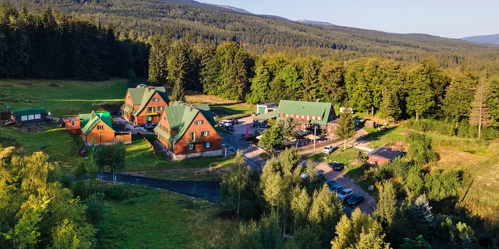 Chatová osada v poľských Krkonošiach: izby až pre 5 osôb s raňajkami, sauna