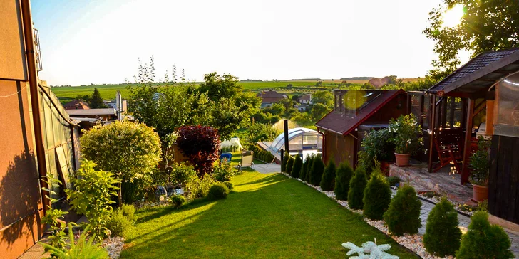 Dovolenkový dom s bazénom, vírivkou a saunou blízko Nových Zámkov až pre 16 osôb