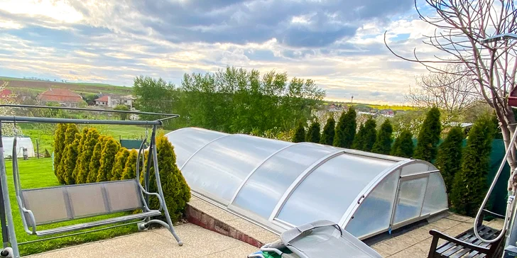 Dovolenkový dom s bazénom, vírivkou a saunou blízko Nových Zámkov až pre 16 osôb