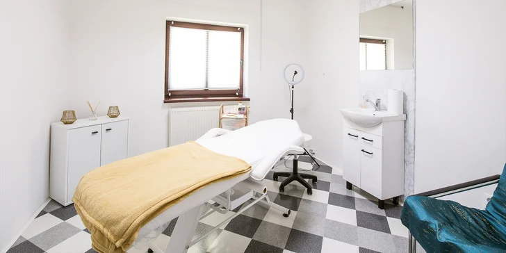 Komplexné ošetrenie HOLLYWOOD CARBON PEEL, aj permanentka na 4 ošetrenia