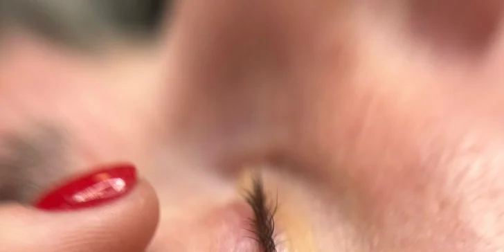 Permanentný make-up: očné linky (tieňované, medziriasové, rovné)