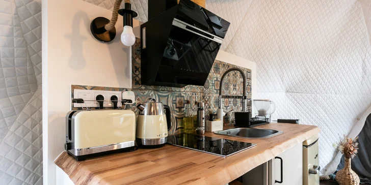 Glamping pri pláži na Slapoch: raňajky aj privátna vírivka a vonkajšia sauna