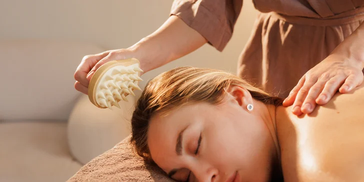 Individuálne alebo párové škrabkanie celého tela, hlavy aj šije