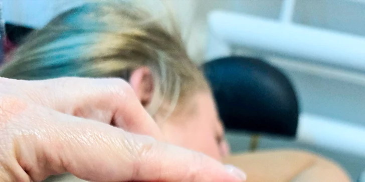 Individuálne alebo párové škrabkanie celého tela, hlavy aj šije