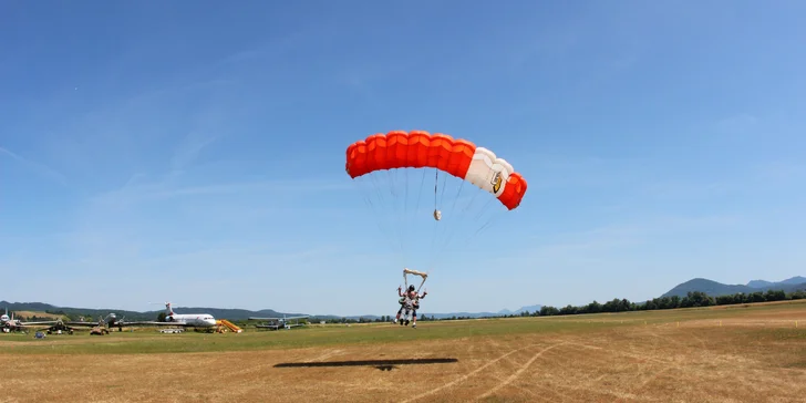 Darčekové poukážky na tandemové zoskoky aj s videozáznamom