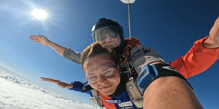 Darčekové poukážky na tandemové zoskoky aj s videozáznamom