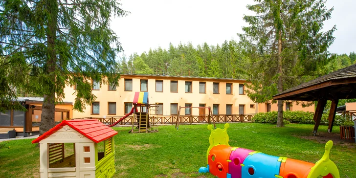 Lopušná Dolina po Tatrami: pobyt v izbách alebo chatke s wellness a možnosťou stravy