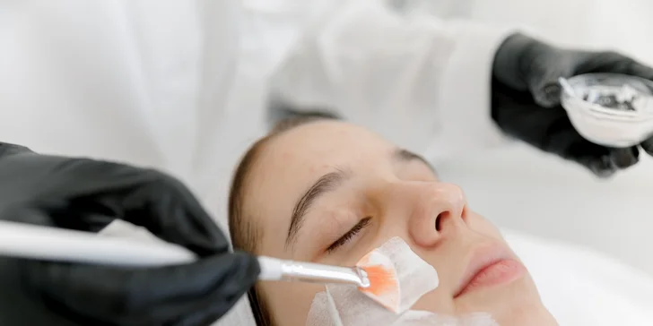 Kompletné hydratačné ošetrenie pleti s čistením a masážou, prvá starostlivosť o pleť aj lash lifting či laminácia