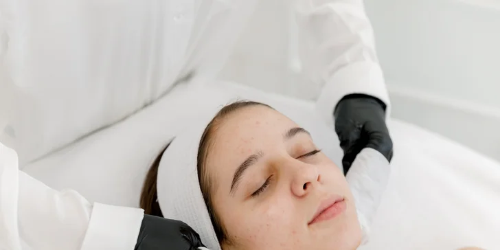 Kompletné hydratačné ošetrenie pleti s čistením a masážou, prvá starostlivosť o pleť aj lash lifting či laminácia