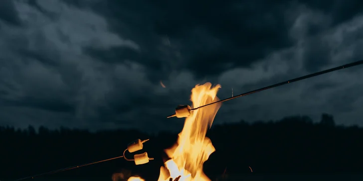 Glampingové stany pri lese: prosecco, raňajky aj grilovací kôš a výhľad na hviezdy priamo z postele