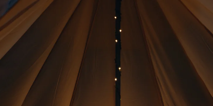 Glampingové stany pri lese: prosecco, raňajky aj grilovací kôš a výhľad na hviezdy priamo z postele