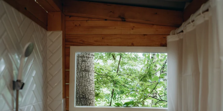 Glampingové stany pri lese: prosecco, raňajky aj grilovací kôš a výhľad na hviezdy priamo z postele