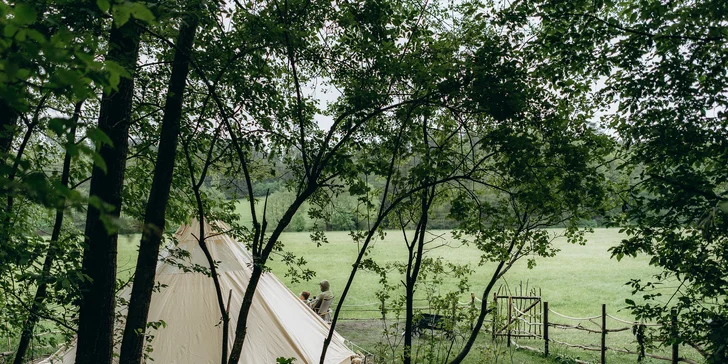 Glampingové stany pri lese: prosecco, raňajky aj grilovací kôš a výhľad na hviezdy priamo z postele