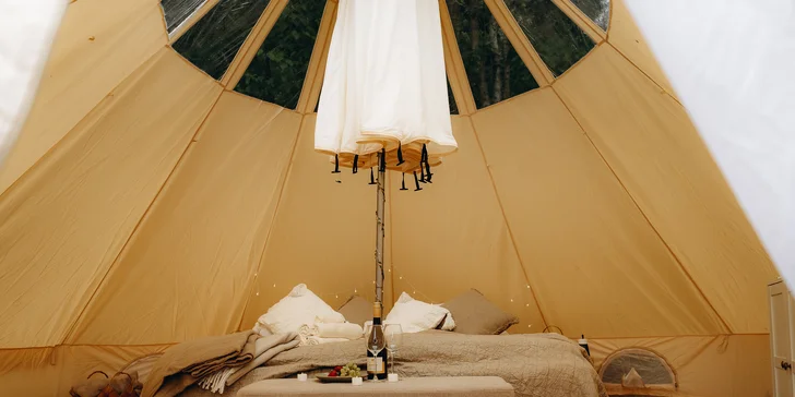 Glampingové stany pri lese: prosecco, raňajky aj grilovací kôš a výhľad na hviezdy priamo z postele