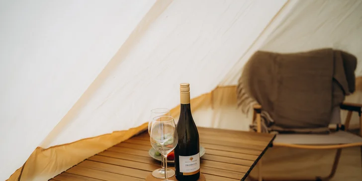 Glampingové stany pri lese: prosecco, raňajky aj grilovací kôš a výhľad na hviezdy priamo z postele
