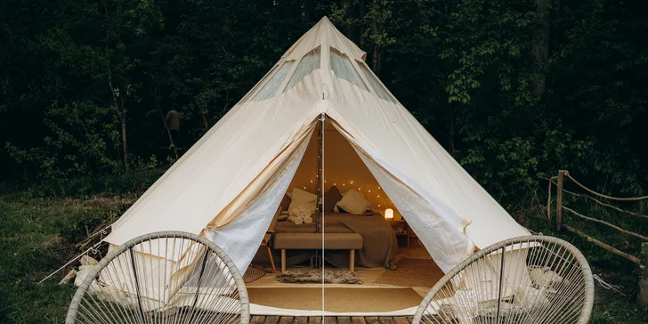 Glampingové stany pri lese: prosecco, raňajky aj grilovací kôš a výhľad na hviezdy priamo z postele