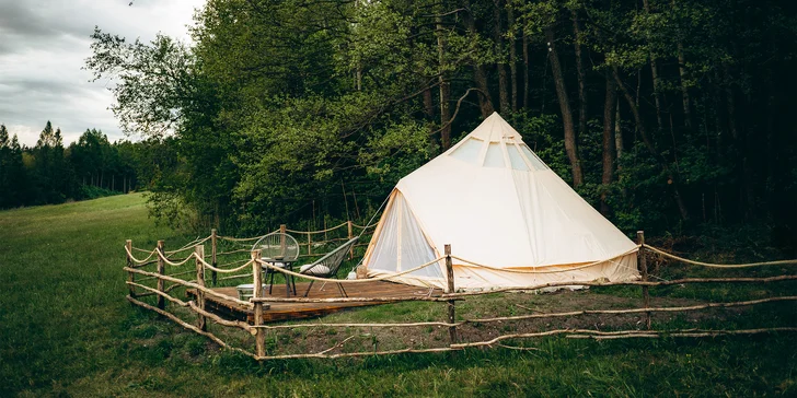 Glampingové stany pri lese: prosecco, raňajky aj grilovací kôš a výhľad na hviezdy priamo z postele