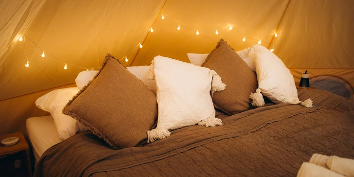 Glampingové stany pri lese: prosecco, raňajky aj grilovací kôš a výhľad na hviezdy priamo z postele