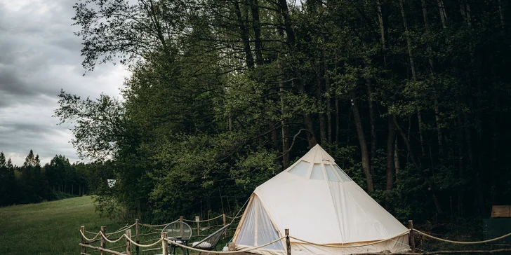 Glampingové stany pri lese: prosecco, raňajky aj grilovací kôš a výhľad na hviezdy priamo z postele