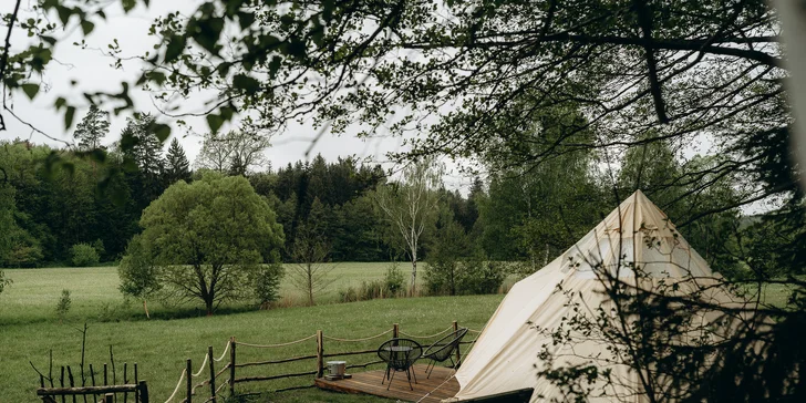 Glampingové stany pri lese: prosecco, raňajky aj grilovací kôš a výhľad na hviezdy priamo z postele