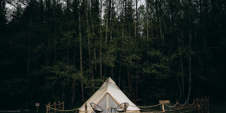 Glampingové stany pri lese: prosecco, raňajky aj grilovací kôš a výhľad na hviezdy priamo z postele