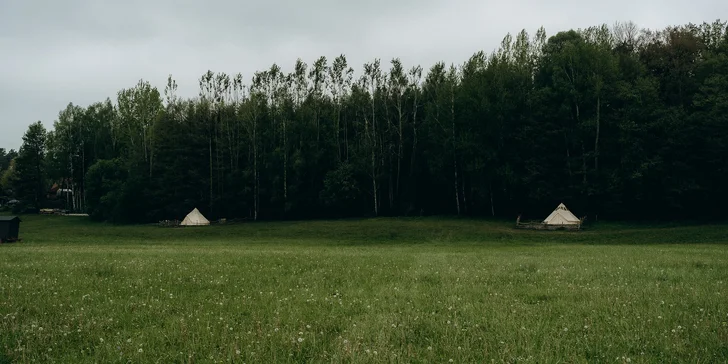 Glampingové stany pri lese: prosecco, raňajky aj grilovací kôš a výhľad na hviezdy priamo z postele